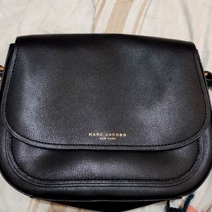 Black cross body purse medium capacity magnetic closure.